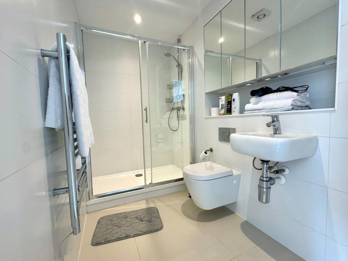 Prime Location! Cozy By Riverside,tube, Shops * London